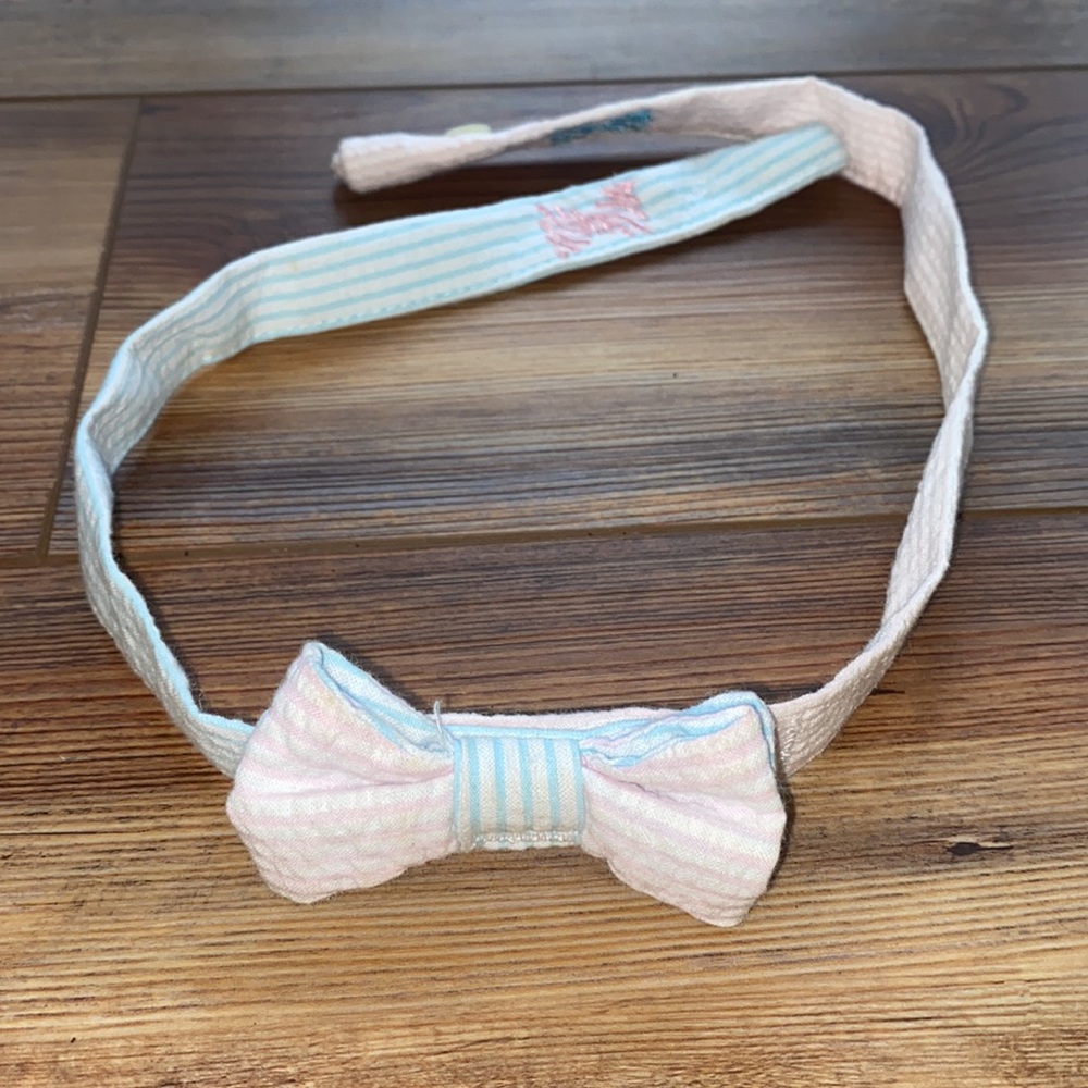 Fraternity collection blue and pink seersucker bowtie croakie / sunglass holder